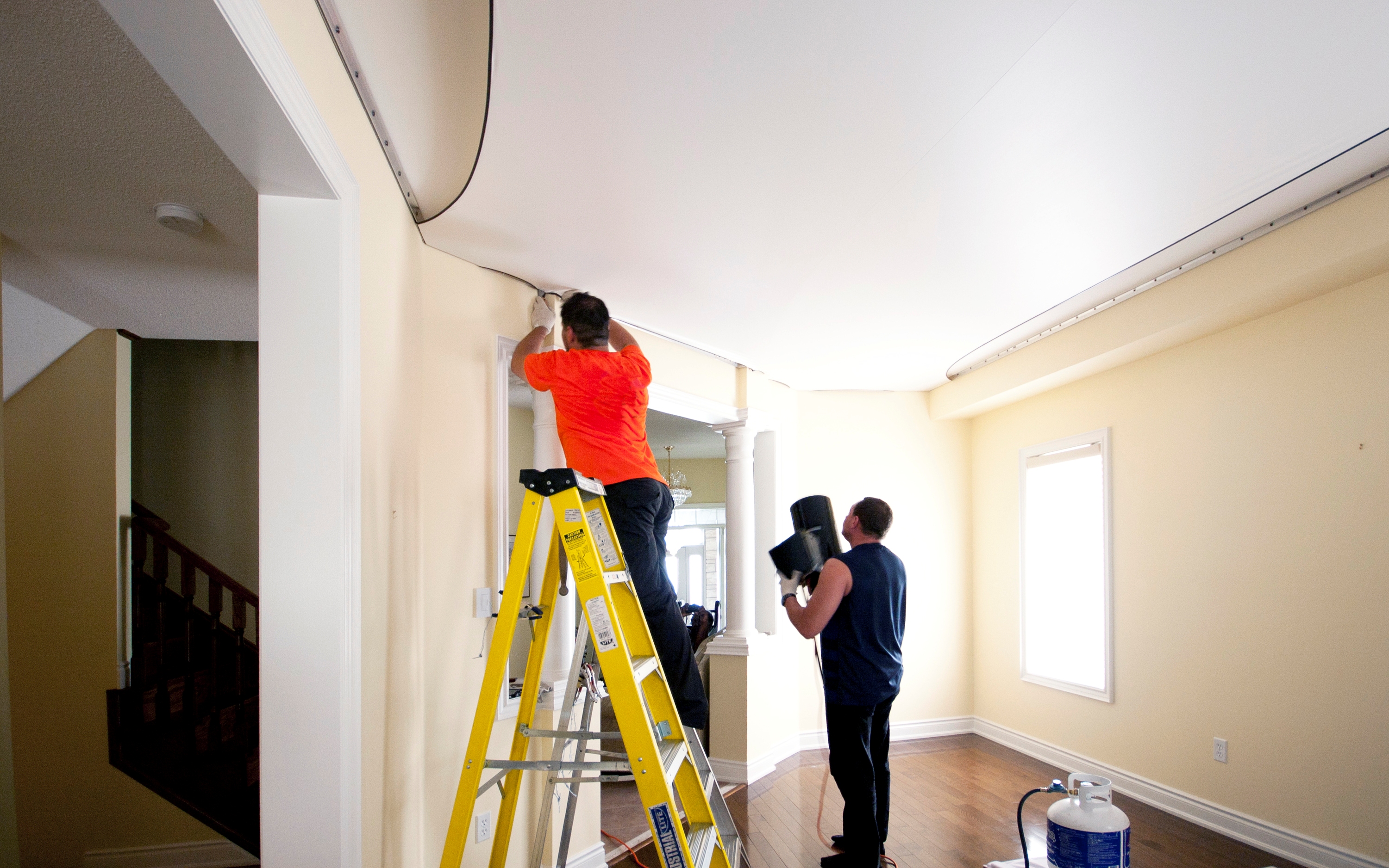 Pour installer un plafond tendu en PVC, faites appel à des professionnels.