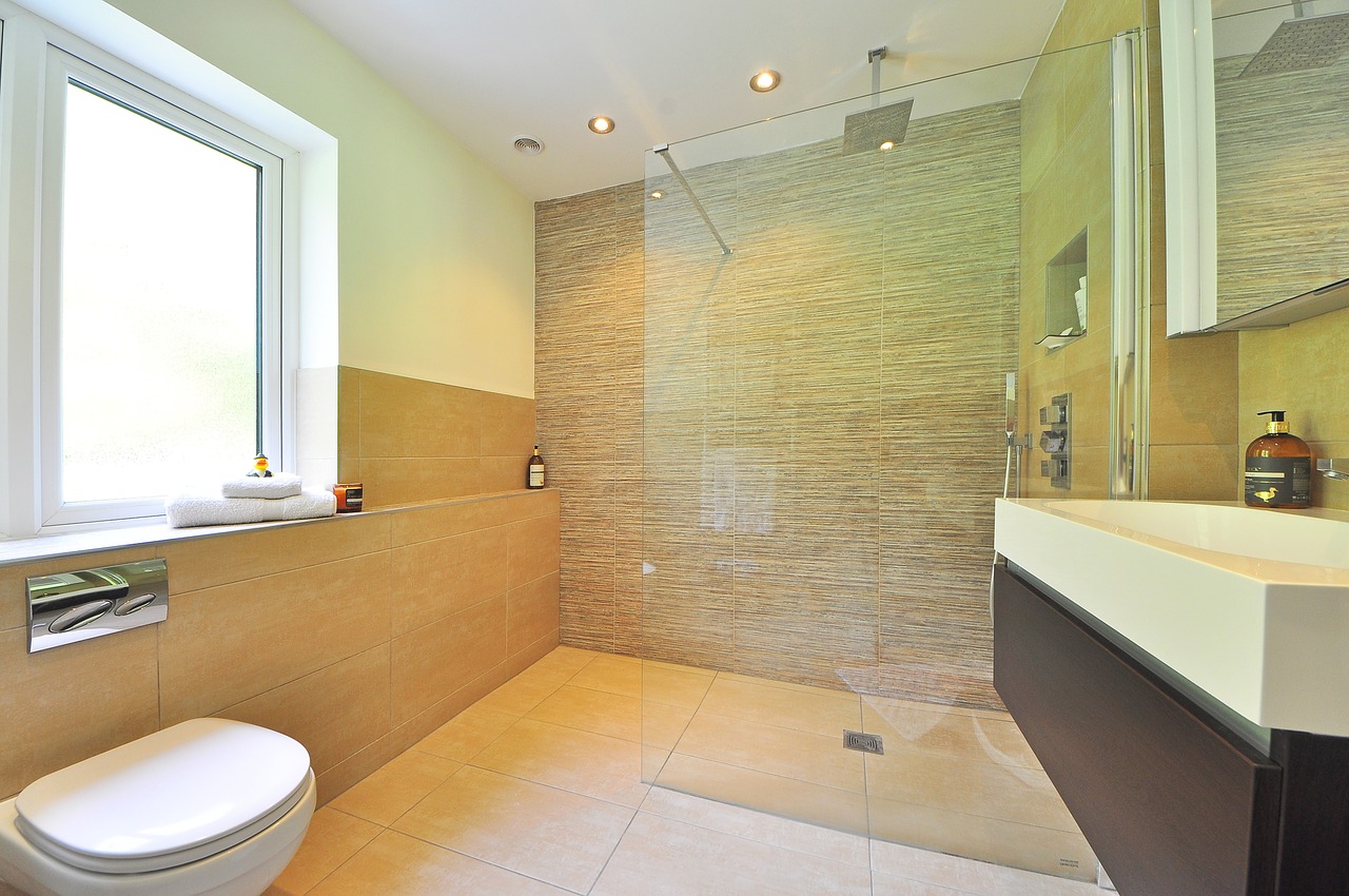 Le sol de la douche à l'italienne est à la même hauteur que le sol de la salle de bain.