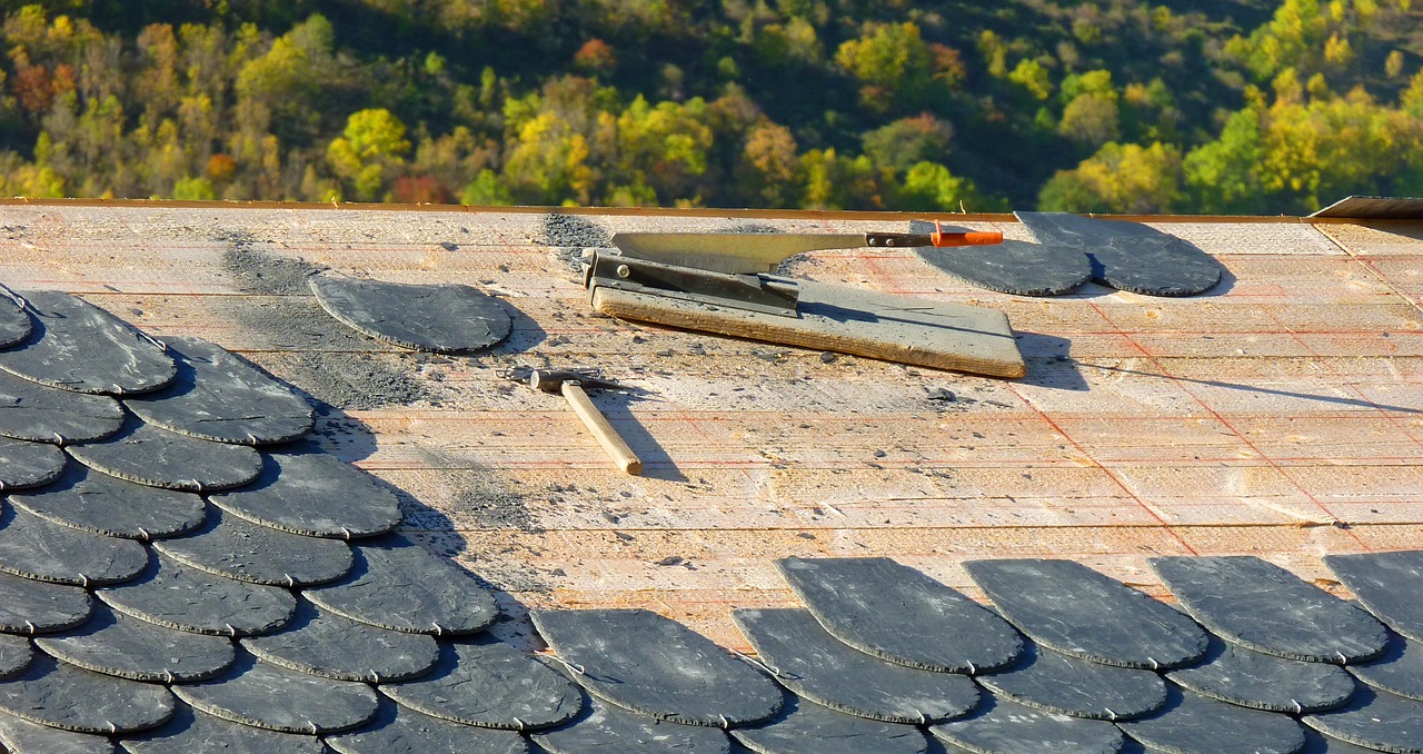 Dans le calcul du budget d'une toiture, il faut notamment compter les matériaux et la possible rénovation de la charpente.